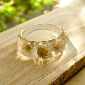 Resin Ring with Dried Flowers – Whimsical & Romantic. Gift box included. NWOT